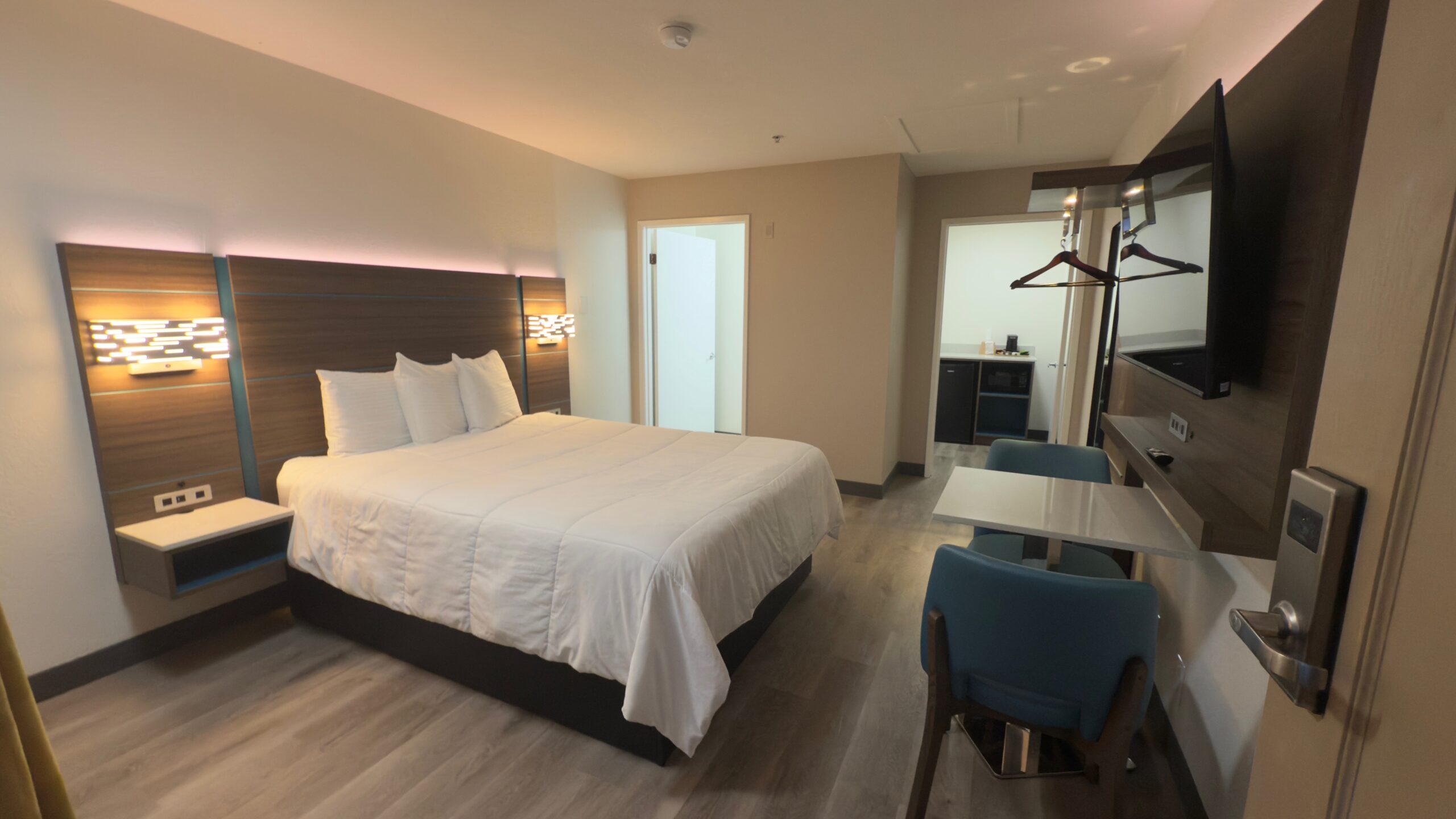 Q Queen Room 1