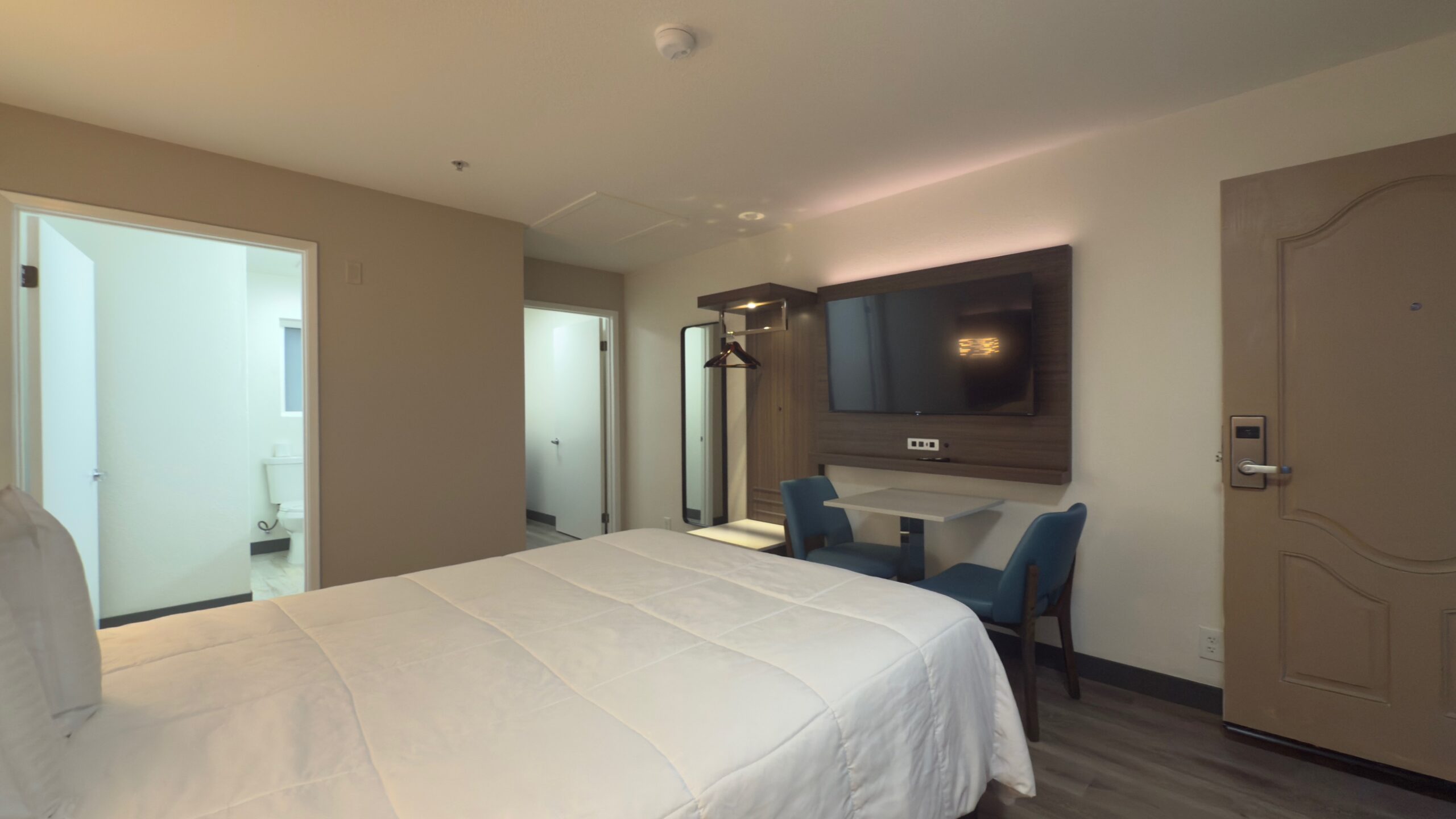 Q Queen Room 2